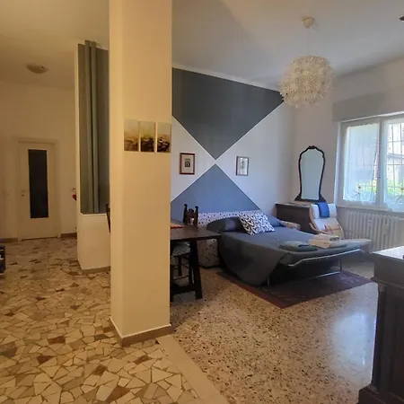 La Casa Di Lucia: Grande Con Balcone Appartamento Brescia